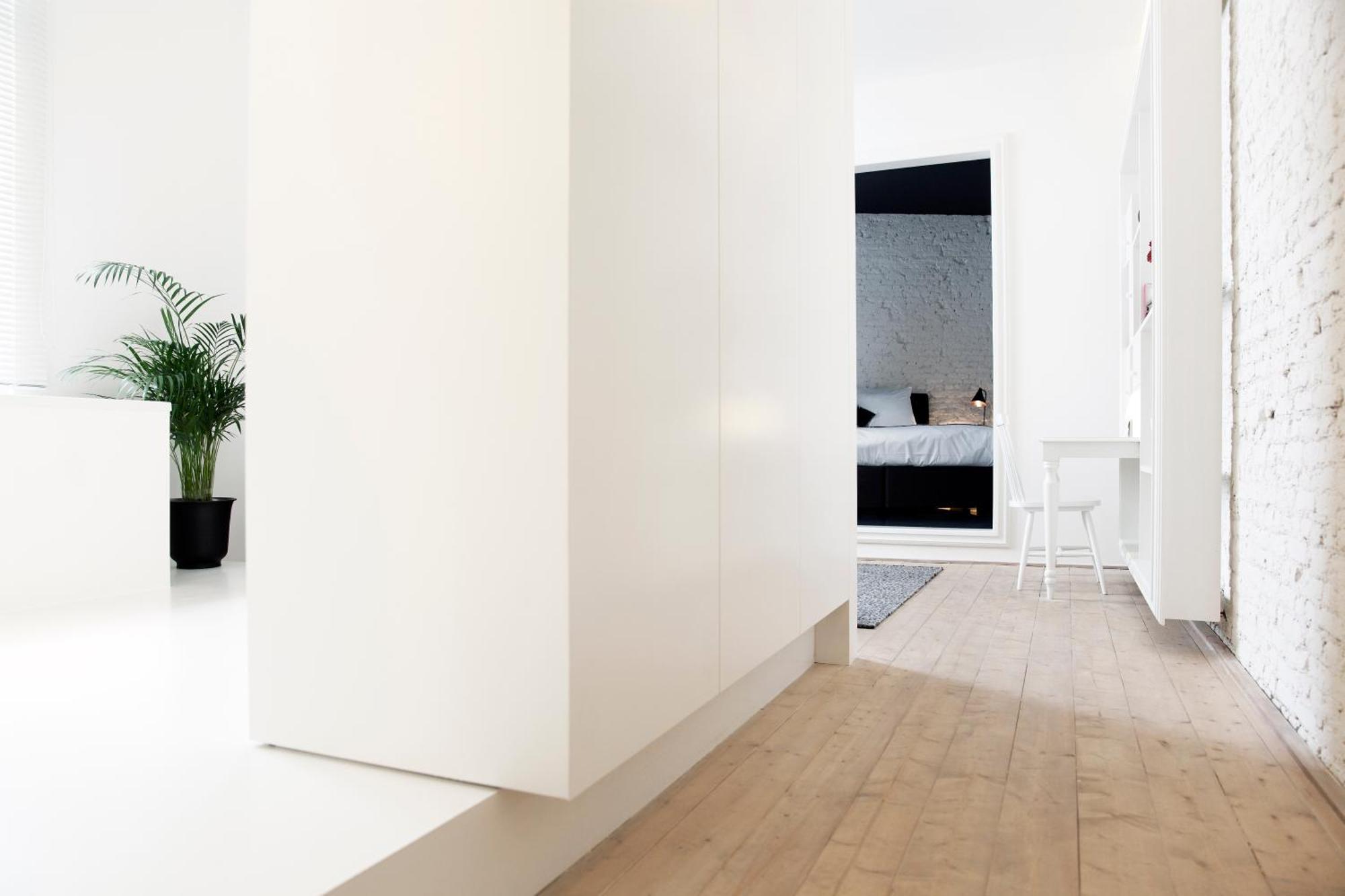 Maison Nationale City Flats & Suites Antwerpen Rom bilde A mirror in a home