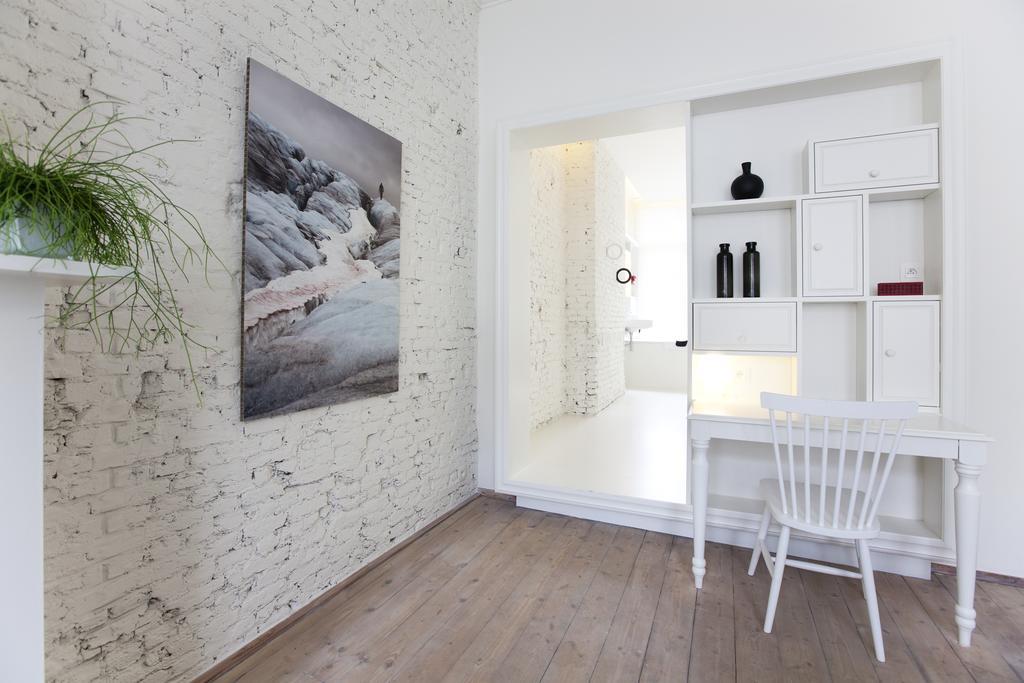 Maison Nationale City Flats & Suites Antwerpen Rom bilde Interior of a house with a wall paneling