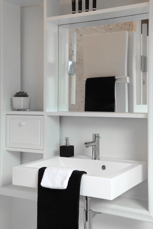 Maison Nationale City Flats & Suites Antwerpen Rom bilde A typical bathroom faucet