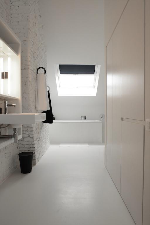 Maison Nationale City Flats & Suites Antwerpen Rom bilde Bathroom with a fixed roof window