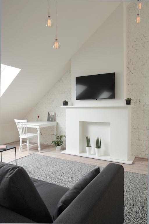 Maison Nationale City Flats & Suites Antwerpen Rom bilde A flat screen television mounted on a wall